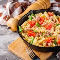 Pyszne fusilli z tuńczykiem, pomidorkami i fasolką szparagową na obiad.