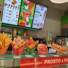 Na ekranach w Żabce widać promocje Street Food Festival. Choć nie widać ceny pizzy, dostępne są hot dogi i inne przekąski.