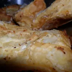 Chrupiące ciasto francuskie z Biedronki, idealne do pieczenia. Zobacz, jak łatwo przygotować pyszne przekąski!