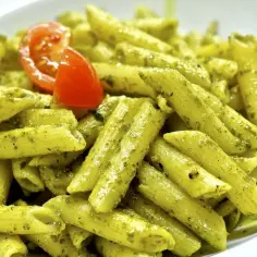 Makaron penne z sosem pesto i pomidorkiem koktajlowym. Idealne danie, gdy zastanawiasz się, co zrobić na obiad szybko i tanio.