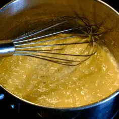 Mieszanie zasmażki w garnku, idealny moment, kiedy dodać zasmażkę do zupy, by uzyskać gładką konsystencję.