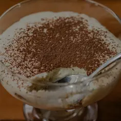 Pyszny deser z kremem, posypany kakao. Idealny, gdy zastanawiasz się, czym można zastąpić mascarpone.