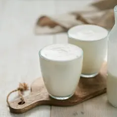 Szukasz pomysłu, co zamiast jogurtu naturalnego do ciasta? Gęsty, kremowy produkt w szklankach i butelce sugeruje idealny zamiennik.