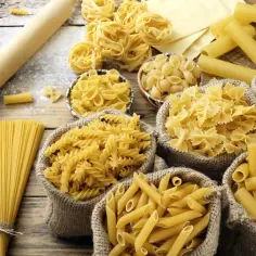 Różne rodzaje makaronów: spaghetti, fusilli, penne, farfalle, conchiglie, rigatoni i tagliatelle. Wiele marek oferuje szeroki wybór rodzajów spaghet i innych kształtów.