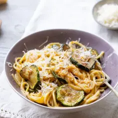 Pyszne spaghetti z cukinią i pieczarkami - łatwy przepis na obiad