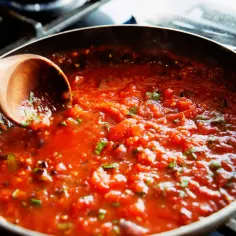 Prosty przepis na sos do spaghetti z pomidorów do słoików na zimę