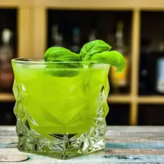 Orzeźwiające drinki z syropem miętowym na każdą okazję
