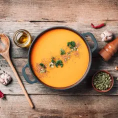 Jakie zioła do zupy dyniowej, aby wzbogacić jej smak i aromat?