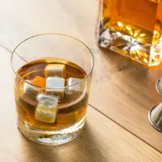 Kamienne czy metalowe kostki do drinków - która opcja jest lepsza?