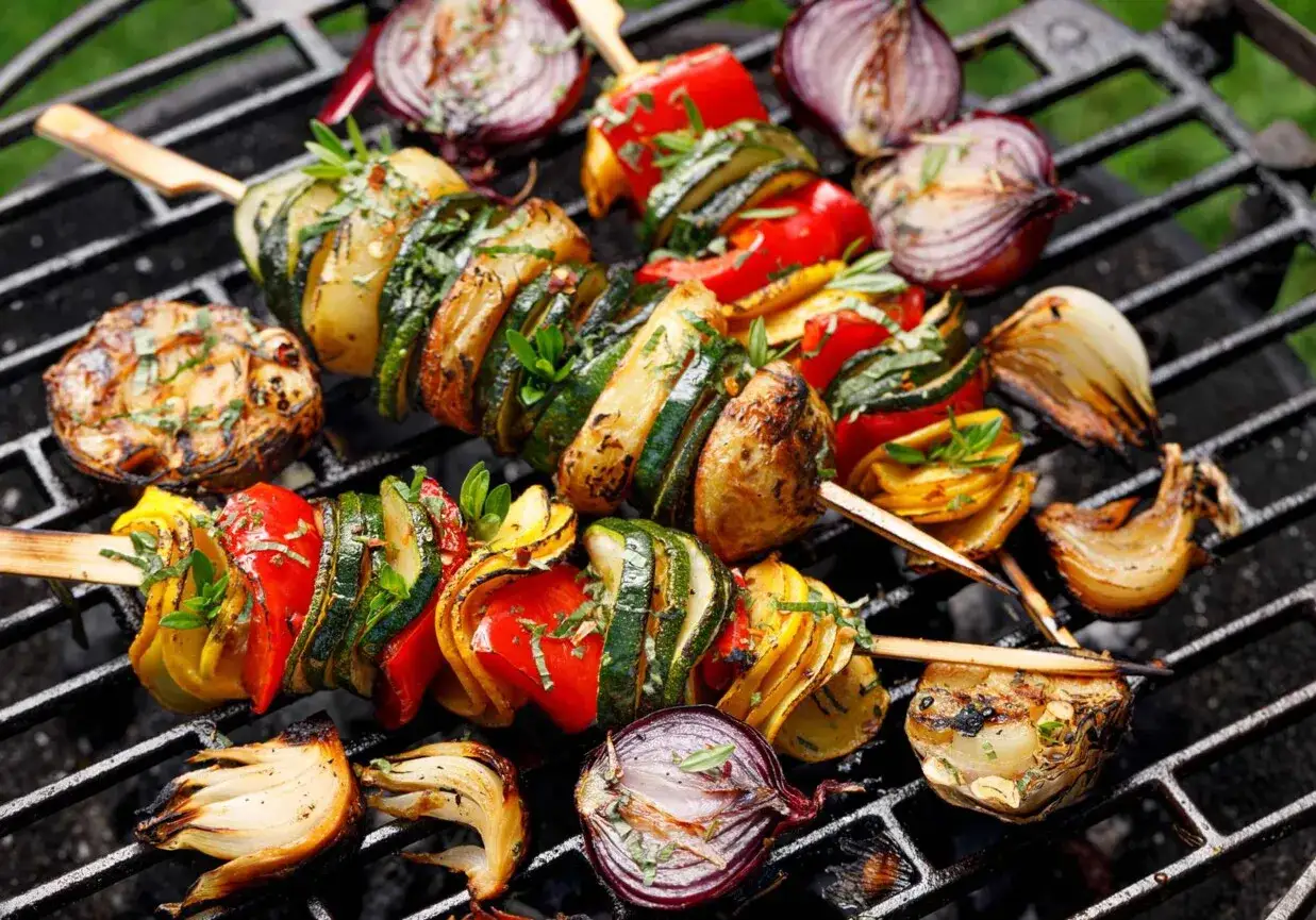 Szaszłyki warzywne na grillu, idealne do piekarnika. Ile piec? Zobacz apetyczne warzywa: cukinia, papryka, ziemniaki, cebula.