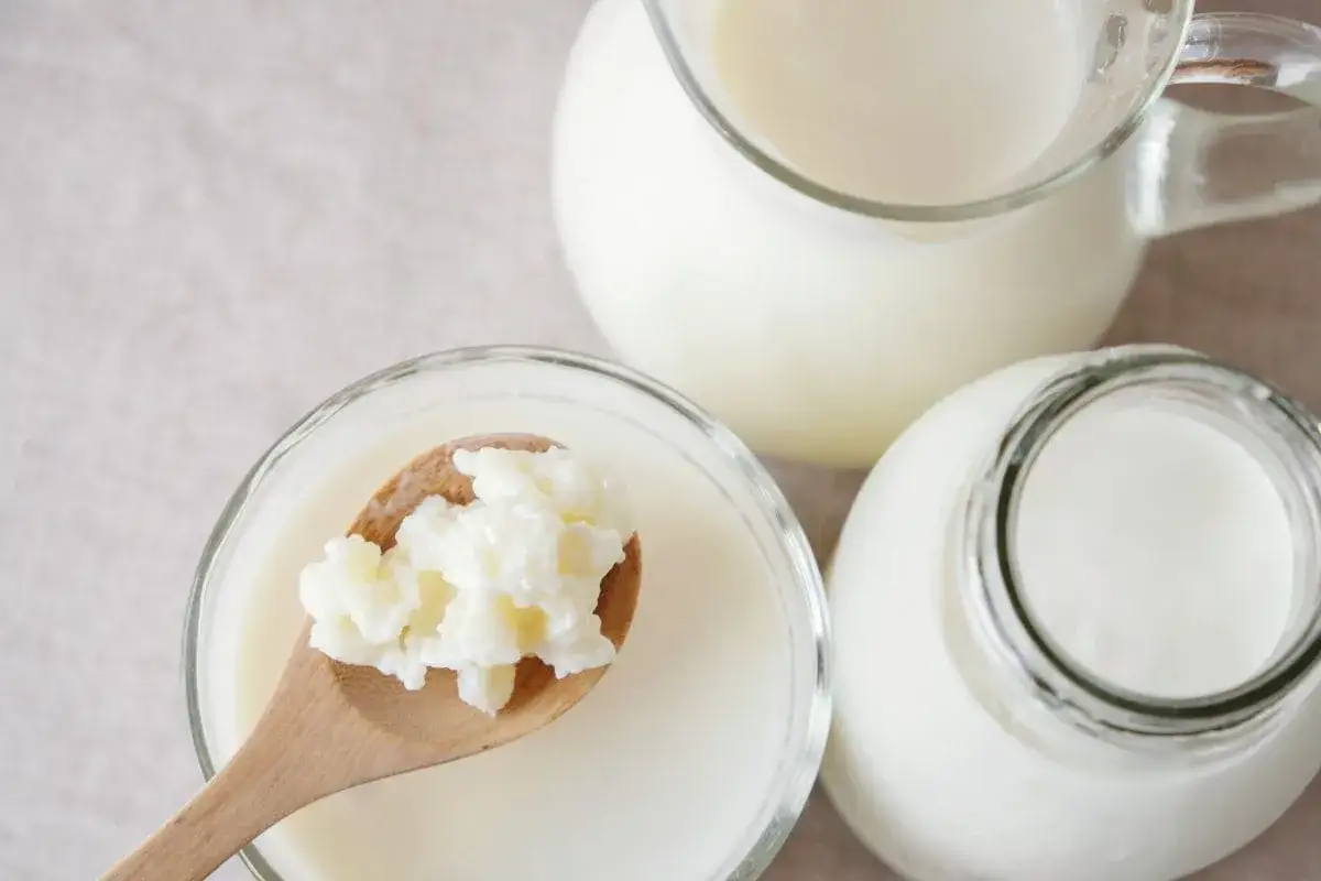 Kefir na łyżce i w dzbanku – idealny, co zamiast jogurtu naturalnego do ciasta.