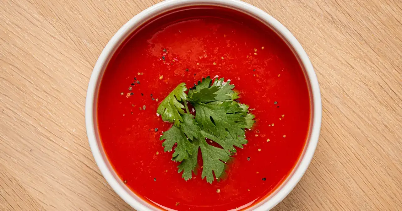 Aksamitna zupa pomidorowa z kolendrą i pieprzem. Czy zupa pomidorowa jest dobra na odchudzanie? Niskokaloryczna i sycąca, idealna na dietę.