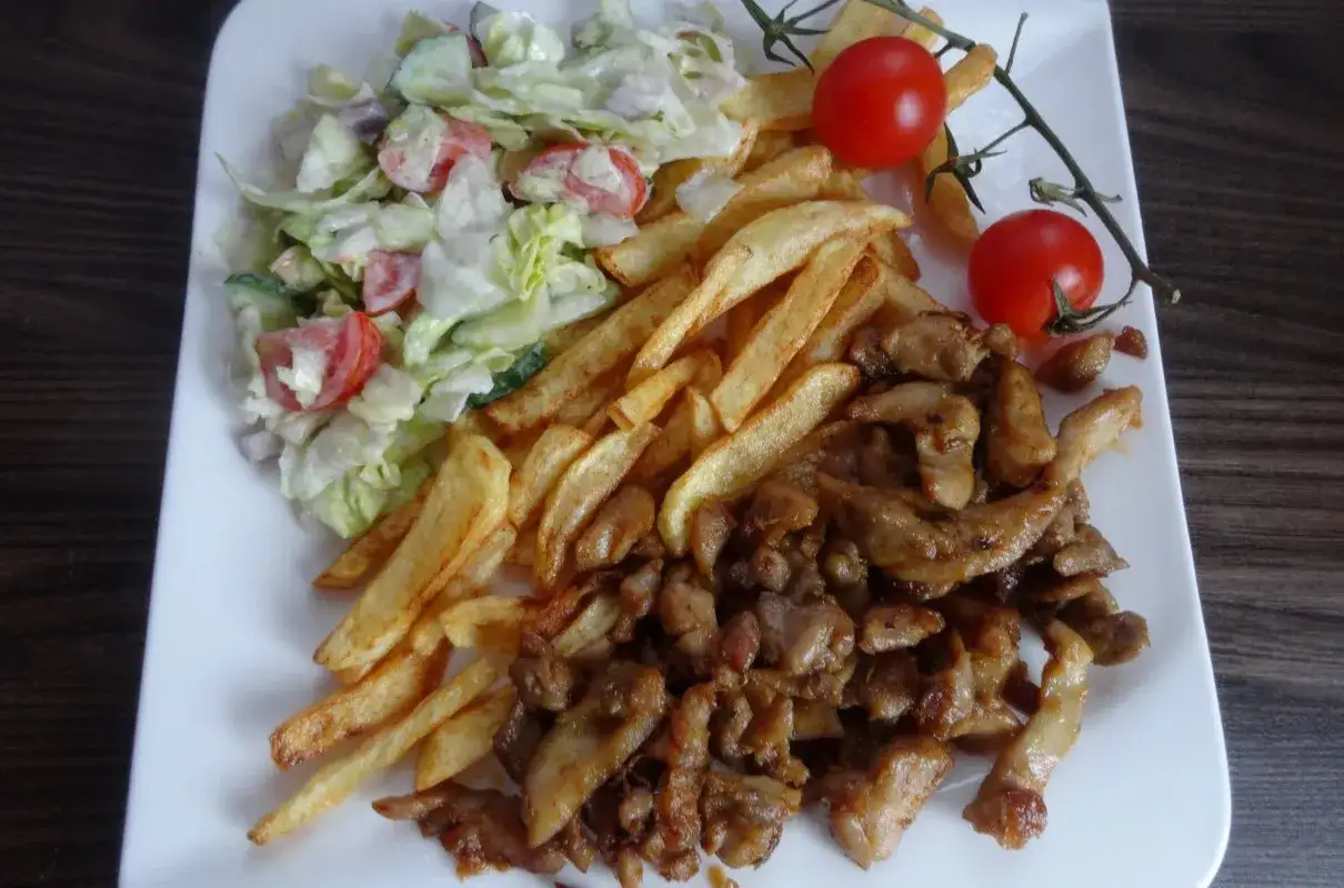 Porcja gyrosa z frytkami i sałatką. Zastanawiasz się, ile kalorii ma gyros z frytkami? To danie to prawdziwa bomba kaloryczna!