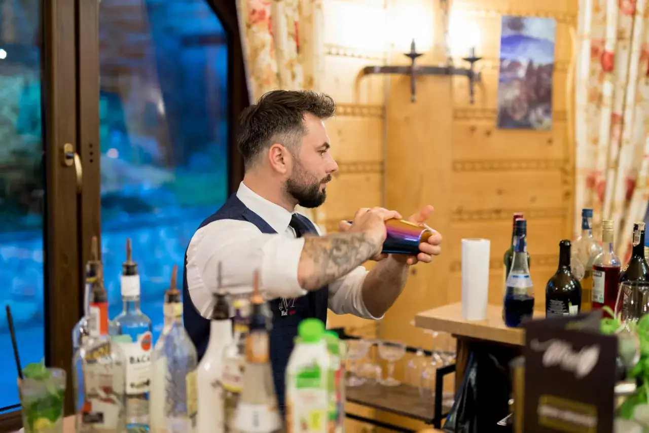 Barman przygotowuje drinki na weselu. Zastanawiasz się, ile kosztuje barman na wesele? Ten profesjonalista zadba o oprawę alkoholową Twojej uroczystości.