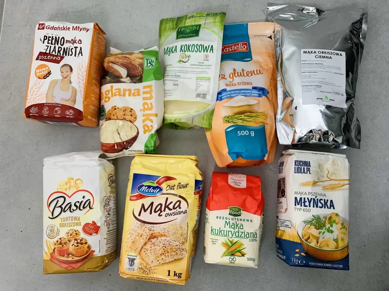 Różne rodzaje mąki: pszenna, orkiszowa, kokosowa, ryżowa, owsiana i kukurydziana. Idealne do wypieków, w tym do gofrów.
