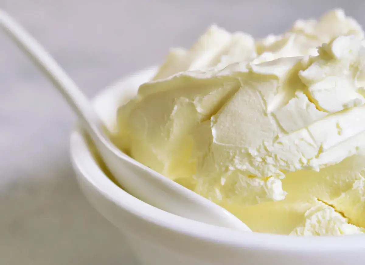 Kremowa masa w miseczce, idealna do deserów. Zastanawiasz się, czym można zastąpić mascarpone?