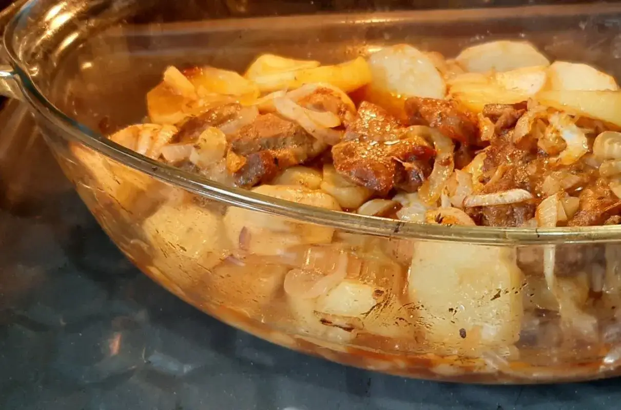 Zapiekanka z pieczonej karkówki i ziemniaków z cebulą. Idealny sposób, co zrobić z resztkami pieczonej karkówki.