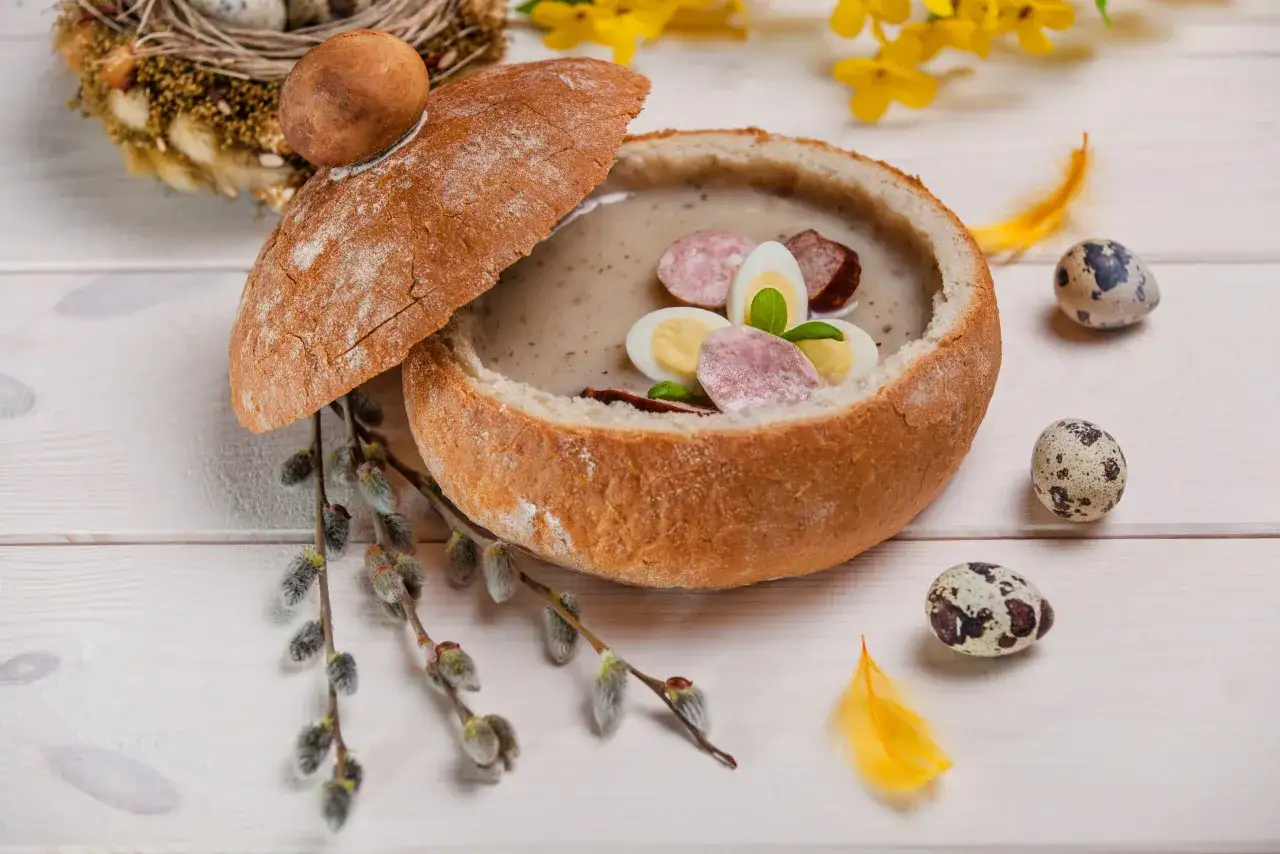 Tradycyjny żurek w chlebie, z kiełbasą i jajkiem. Idealny pomysł, czym doprawić żurek, by był pyszny.