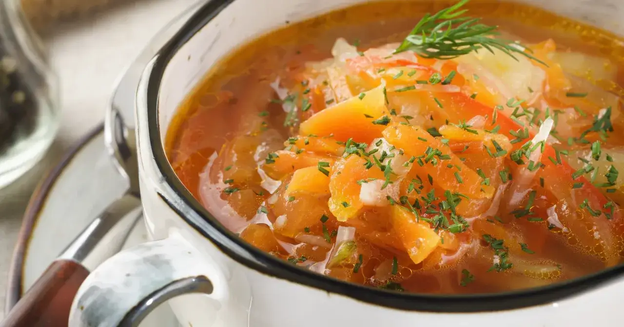 Aksamitna zupa warzywna z marchewką i ziemniakami. Czy zupa bez mięsa może mieć oczka? Tak, te małe bąbelki świadczą o jej świeżości i aromacie.