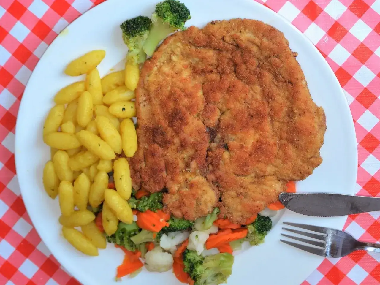 Kotlet schabowy z kopytkami i warzywami. Idealny na obiad, a jak długo smażyć kotlety schabowe, by były chrupiące?