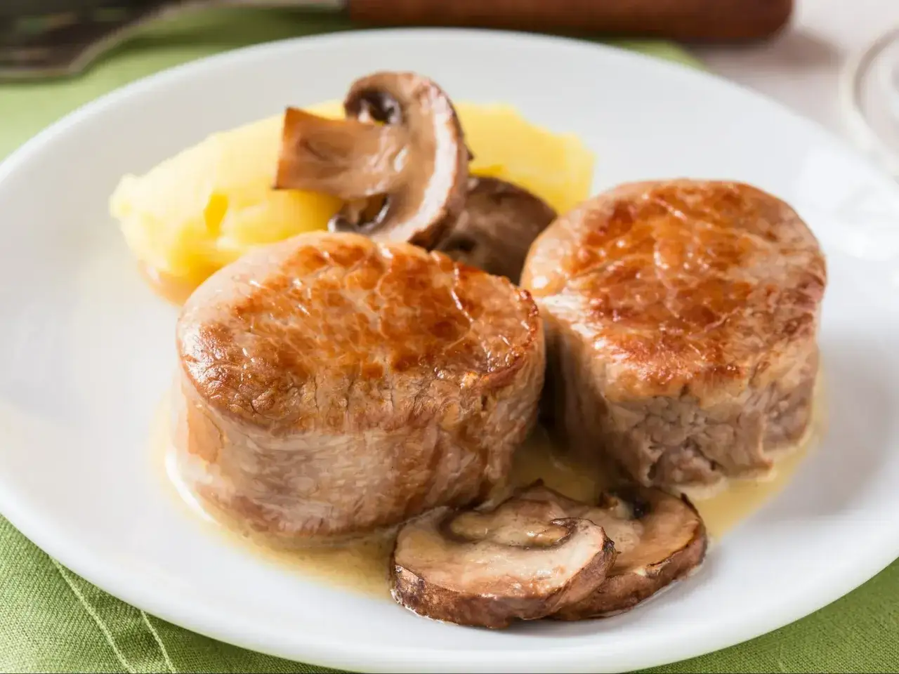 Idealnie usmażone polędwiczki wieprzowe z pieczarkami i puree ziemniaczanym. Prosty sposób, jak smażyć polędwiczki, by były soczyste.