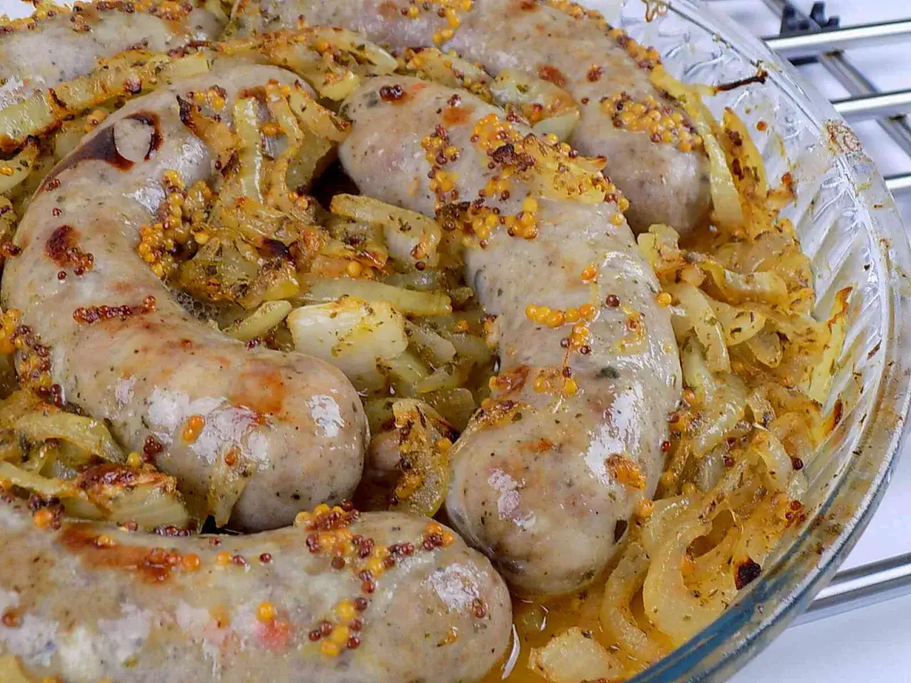 Pieczona biała kiełbasa z cebulą i musztardą. Pyszny pomysł, co zrobić z białej kiełbasy, gdy masz ochotę na coś sycącego.