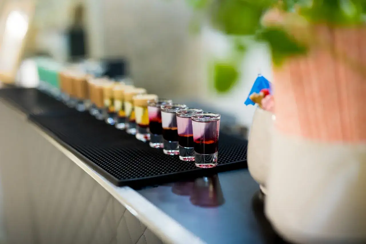 Kolorowe shoty na weselnym barze. Zastanawiasz się, ile kosztuje drink bar na wesele?