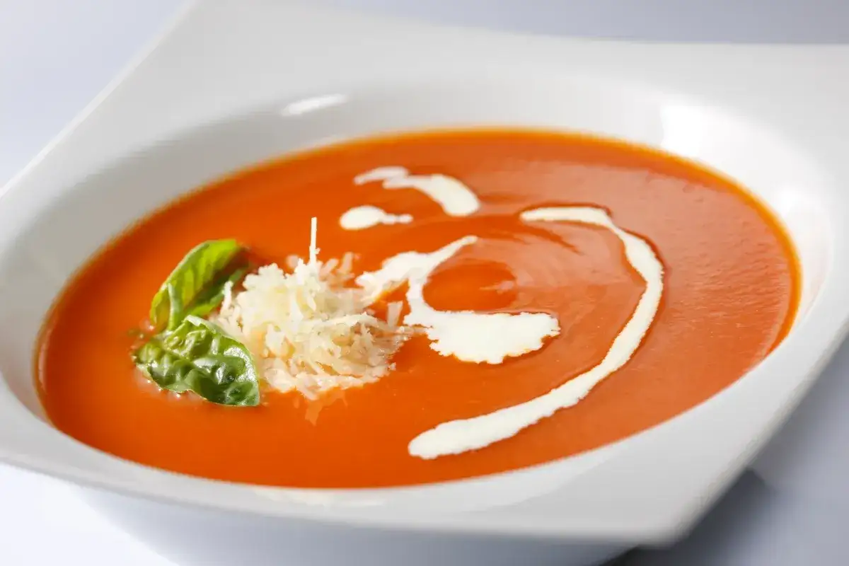 Aksamitna zupa pomidorowa z bazylią i parmezanem. Czy do zupy pomidorowej można dodać czosnek? Tak, dla wzmocnienia smaku!