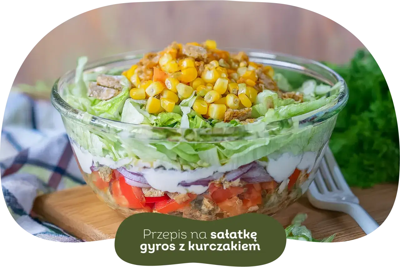 Warstwowa sałatka gyros z kurczakiem, pomidorami, cebulą i kukurydzą. Idealna, gdy chcesz wiedzieć, jak zrobić gyrosa w zdrowszej wersji.