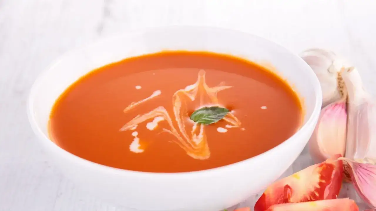 Aksamitna zupa pomidorowa z bazylią i śmietaną. Czy zupa pomidorowa jest dobra na odchudzanie? Niskokaloryczna, idealna na dietę.