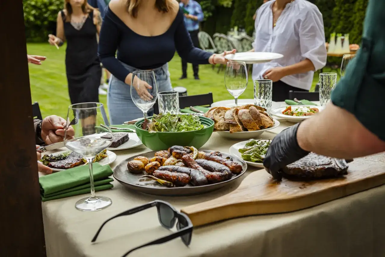 Uczta na świeżym powietrzu: grillowane kiełbaski, steki i sałatka. Ile gram mięsa na osobę? Zależy od apetytu!