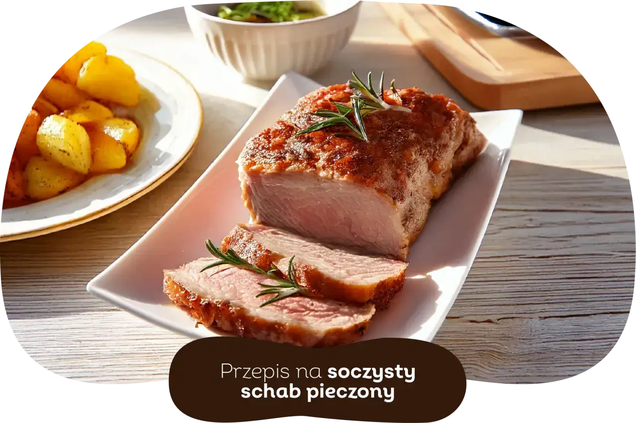 Soczysty schab pieczony, pokrojony w plastry, z pieczonymi ziemniakami i rozmarynem. Idealny przepis na obiad.