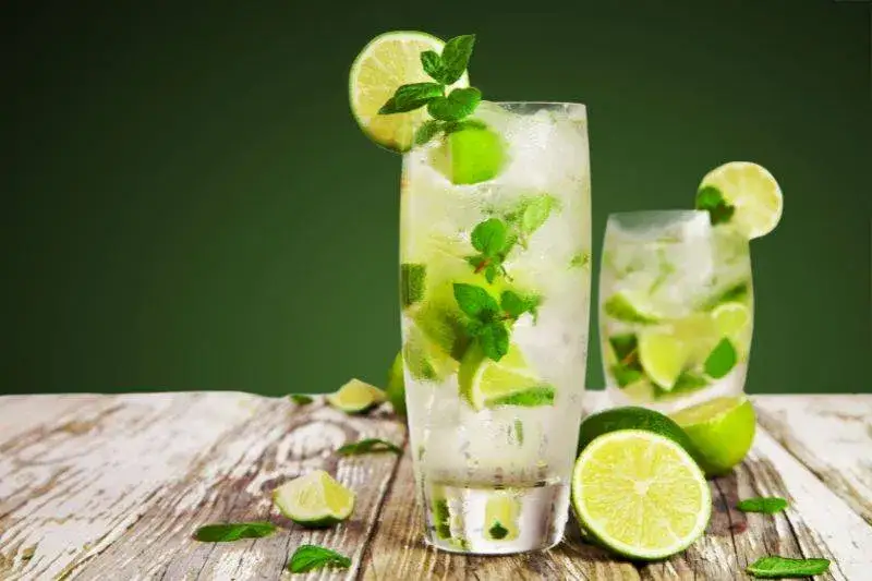 Zdjęcie Orzeźwiające drinki z syropem miętowym na każdą okazję