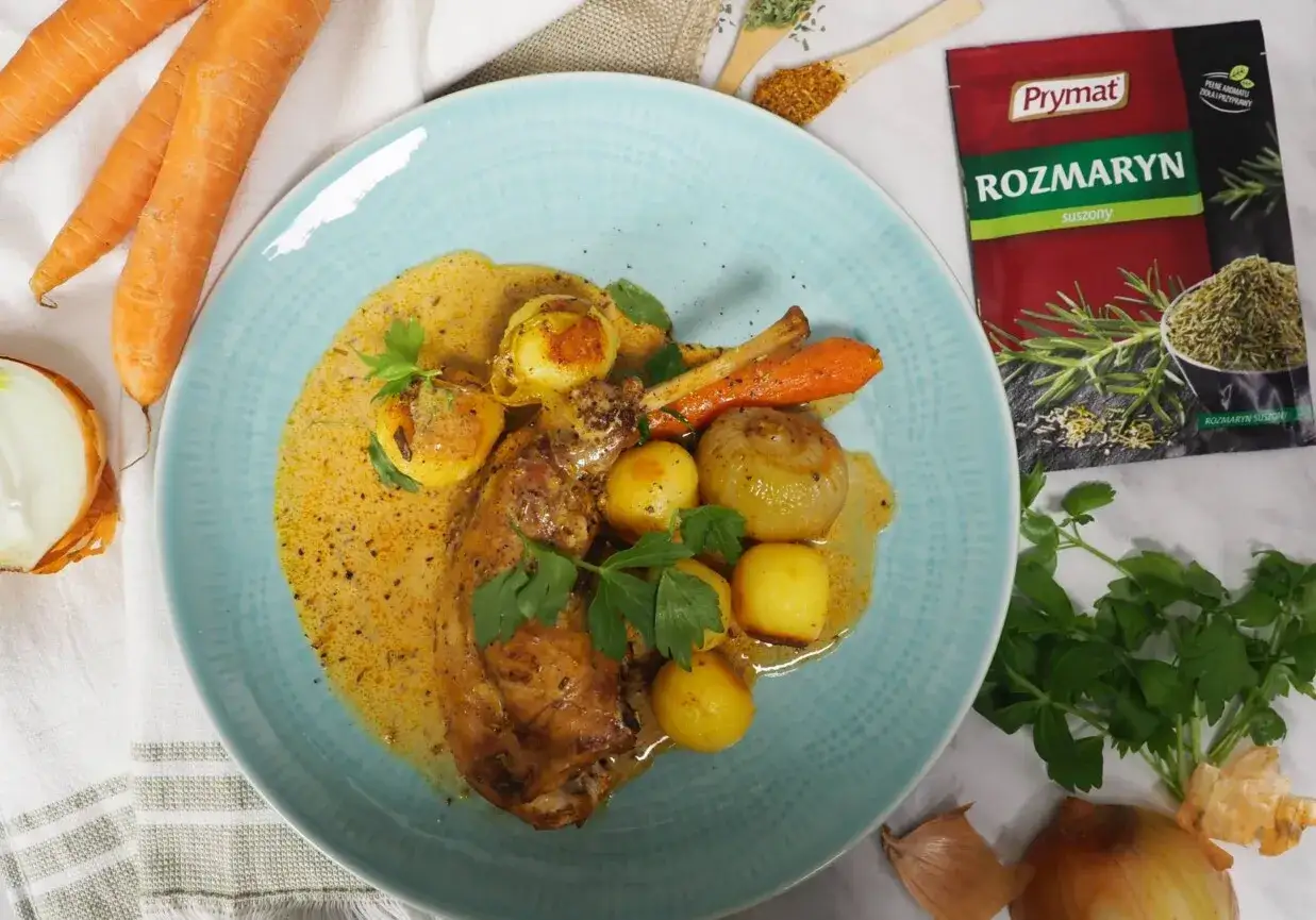 Pyszne udka z królika pieczone w piekarniku z ziemniakami i marchewką w aromatycznym sosie.