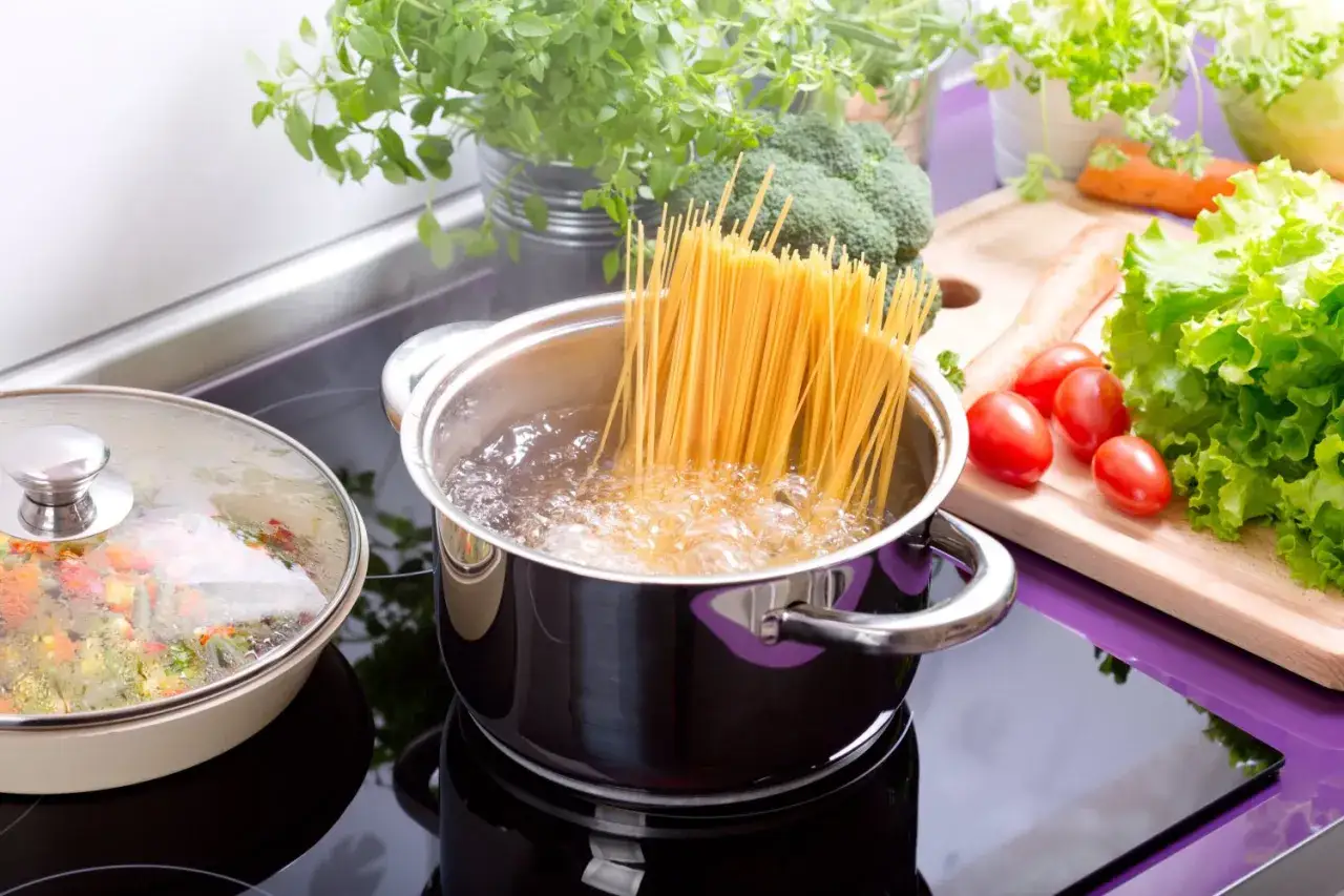 Gotujesz spaghetti? Zobacz, ile makaronu na porcję, by nikt nie był głodny. Obok świeże warzywa.