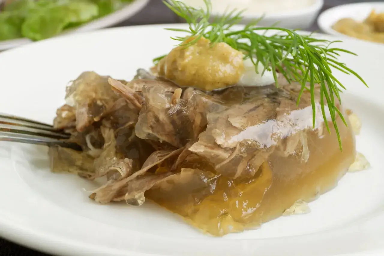 Galareta mięsna, idealna do garmażerki, podana z musztardą i koperkiem.