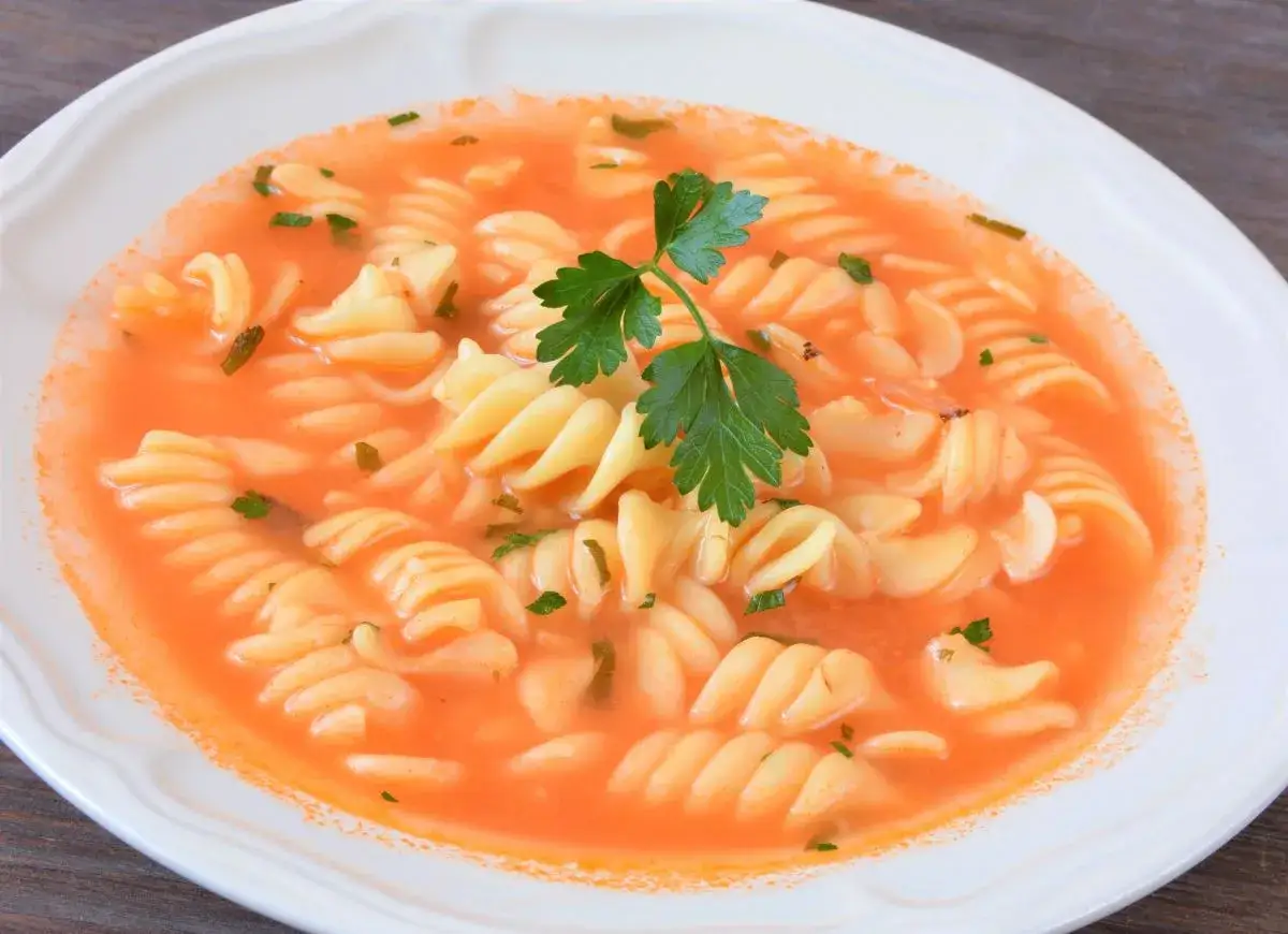 Zupa pomidorowa z makaronem fusilli i natką pietruszki. Idealny dodatek do zupy pomidorowej to właśnie makaron!
