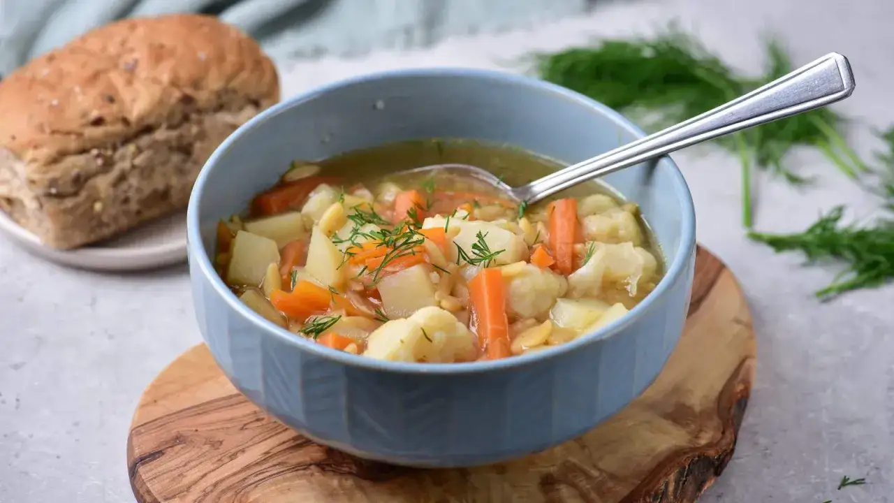 Zupa warzywna z kalafiorem, marchewką i ziemniakami. Pyszny sposób, co można zrobić z kalafiora, podana z pieczywem.