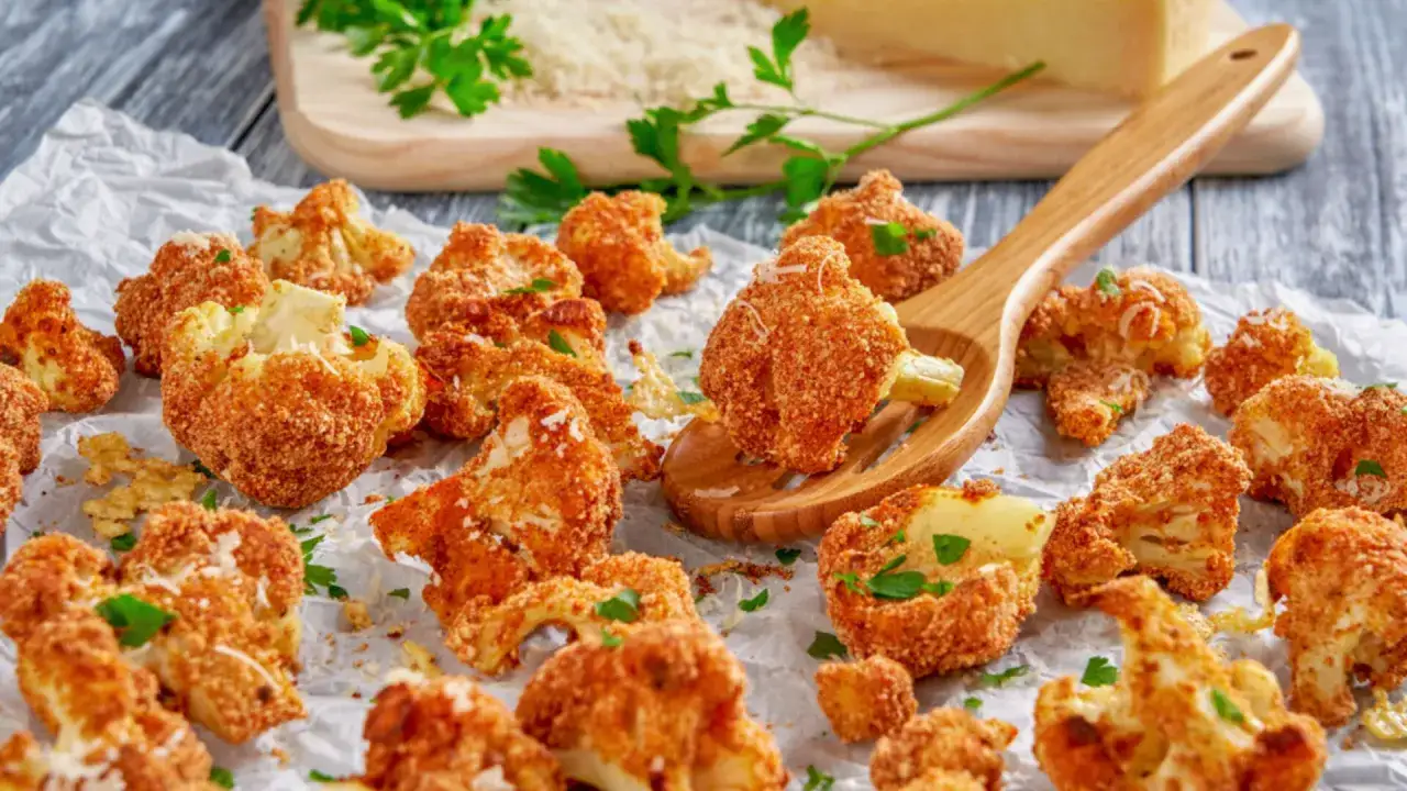 Chrupiący kalafior w panierce, idealny sposób, jak przyrządzić kalafior do obiadu. Posypany parmezanem i natką pietruszki.