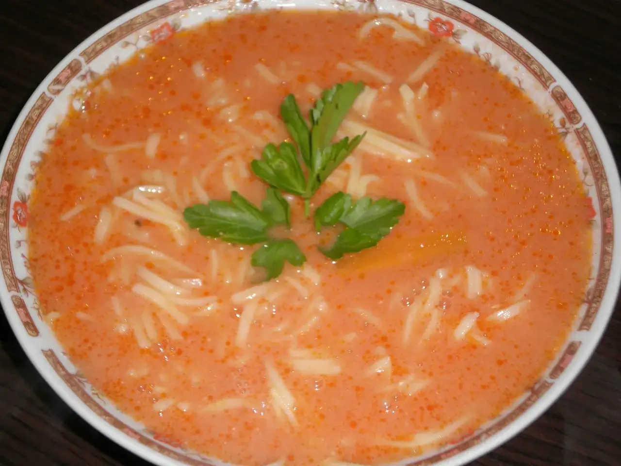 Aksamitna zupa pomidorowa z makaronem i natką pietruszki. Czy zupa pomidorowa jest zdrowa? Tak, zwłaszcza gdy jest domowa!