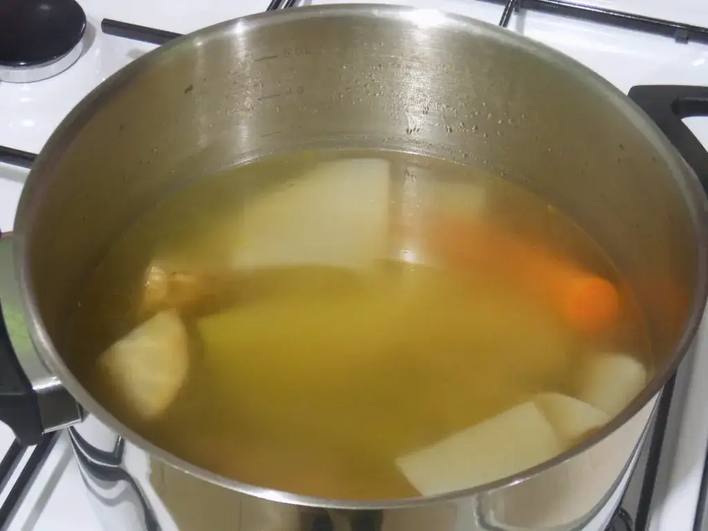 Zdjęcie Jak ugotować wywar mięsny na zupę, aby był pełen smaku i aromatu