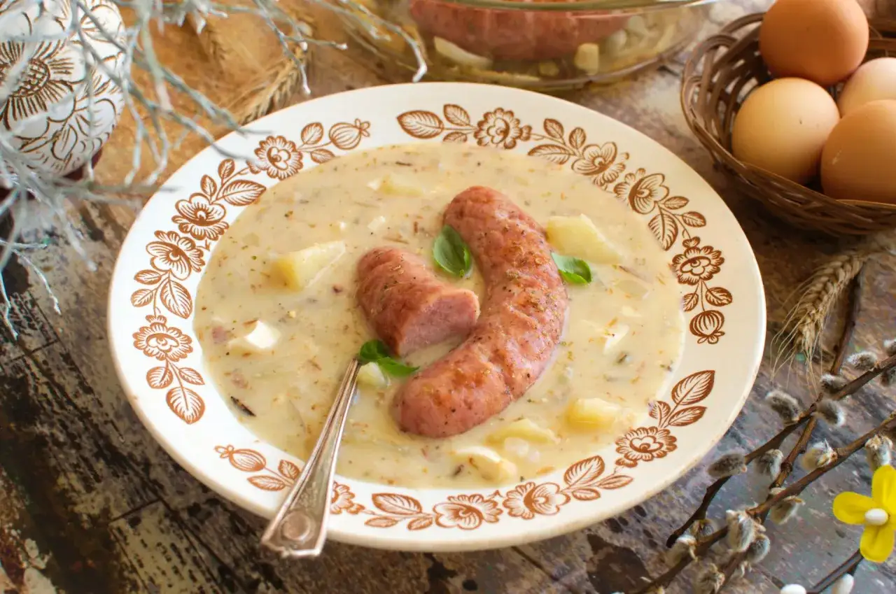 Pyszna zupa biała kiełbasa z ziemniakami i majerankiem. Idealny pomysł, co zrobić z białej kiełbasy na Wielkanoc.