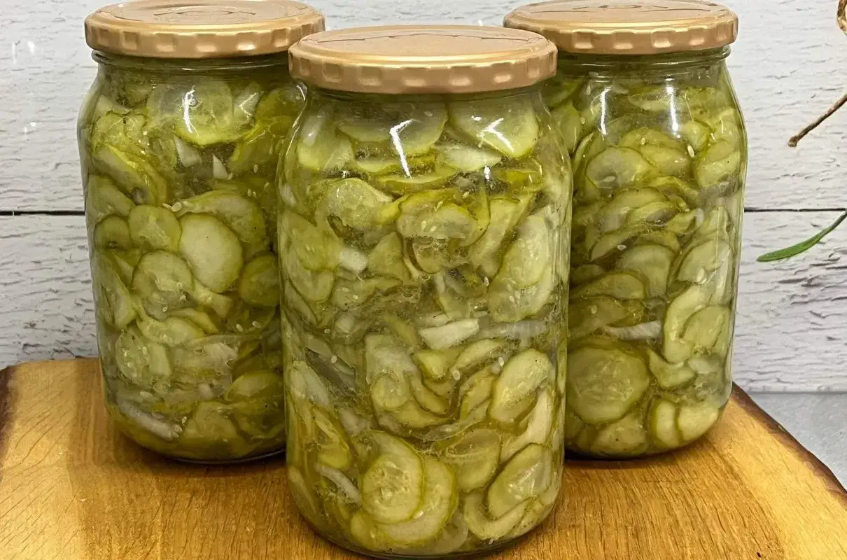 Słoiki z ogórkami i cebulą, idealne jako dodatek do mizerii. Domowe przetwory na zimę.
