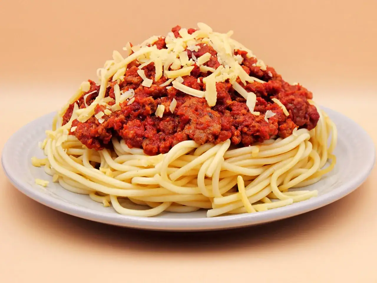 Porcja spaghetti bolognese z tartym serem. Zastanawiasz się, ile kcal ma spaghetti bolognese?