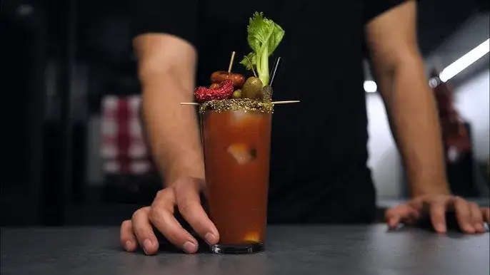 Zdjęcie Najlepszy przepis na drink z sokiem pomidorowym, który zaskoczy gości
