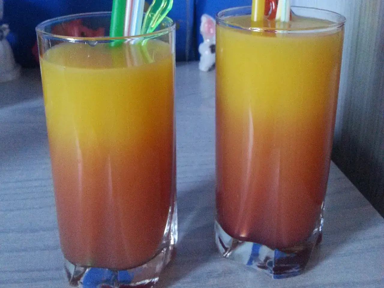 Zdjęcie Pyszny drink z sokiem malinowym i pomarańczowym na każdą okazję