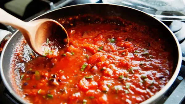 Spaghetti ze słoika: Szybki przepis na pyszny obiad w 20 minut