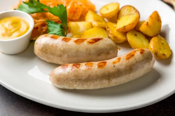 Biała kiełbasa: 10 przepisów na pyszny obiad (nie tylko na święta)