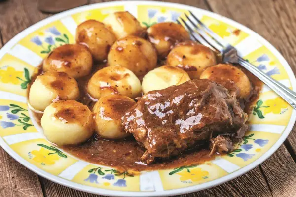 Karkówka na obiad: Soczyste przepisy pieczone, duszone i smażone
