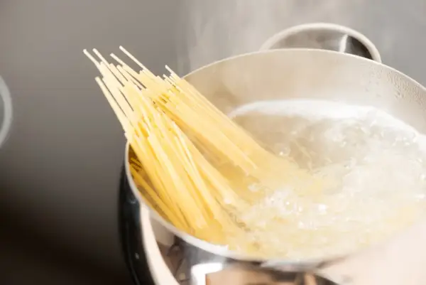 Ile makaronu spaghetti na osobę? Poznaj idealną porcję!